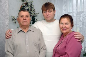 Роман Толстых с родителями - фото "Приазовский Рабочий"